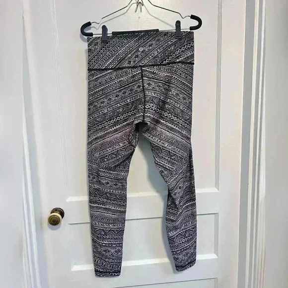 Lululemon Wunder Under
High-Rise Leggings 28" Full-On
Luxtreme Tribal Pace - Picture 6 of 6